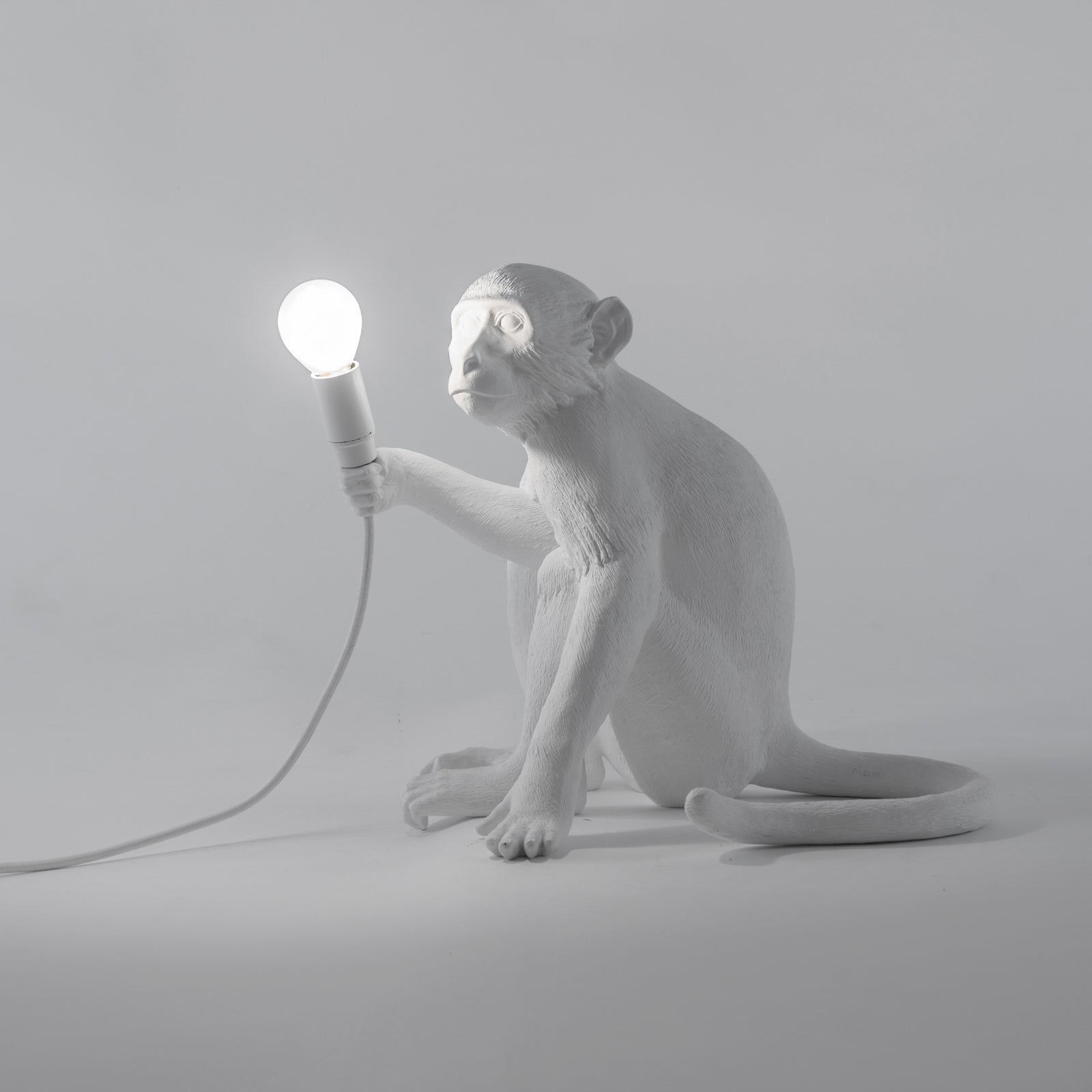 Monkey Lamp sittende hvit E14 - SELETTI med lys på