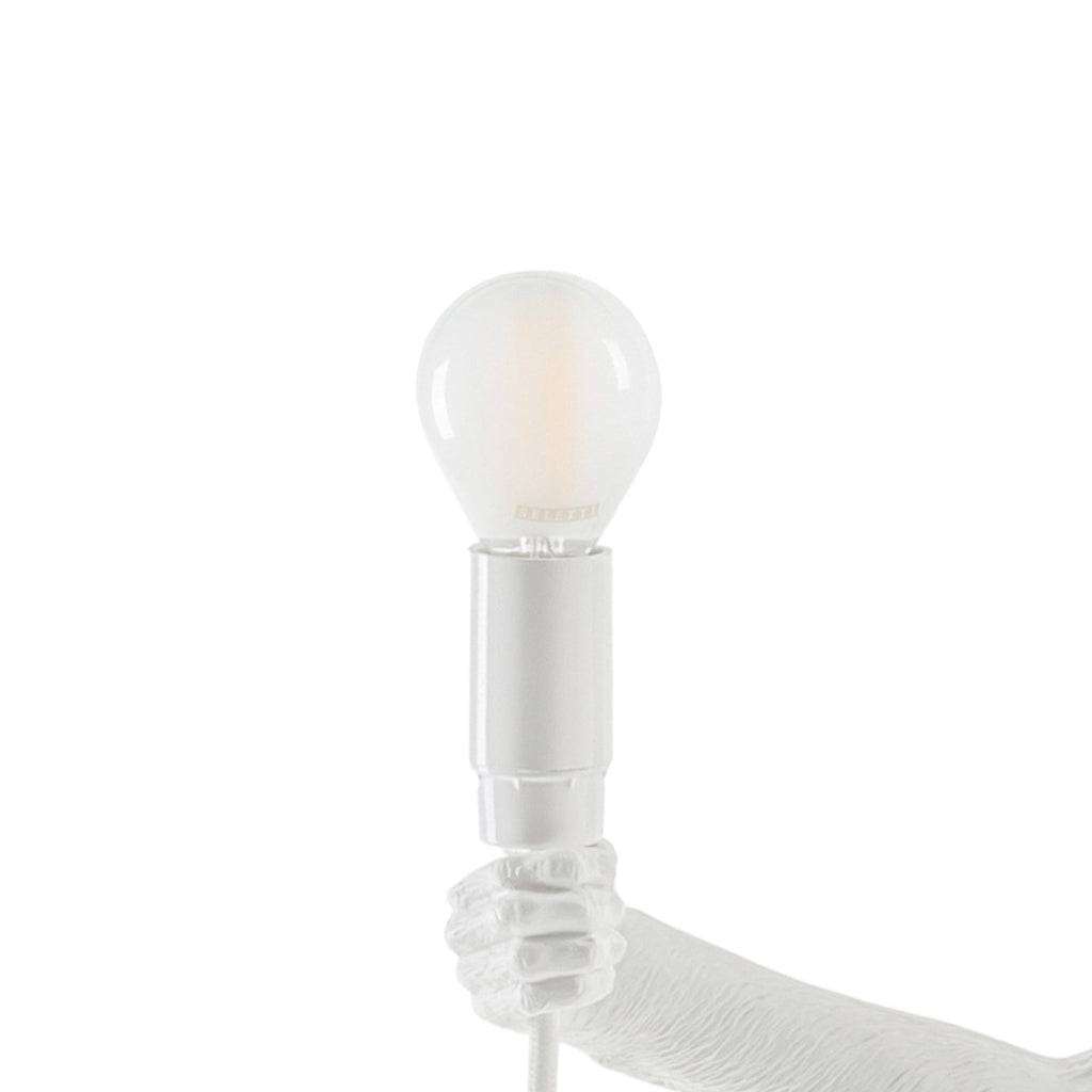 Monkey Lamp sittende hvit E14 - SELETTI i interiørmiljø