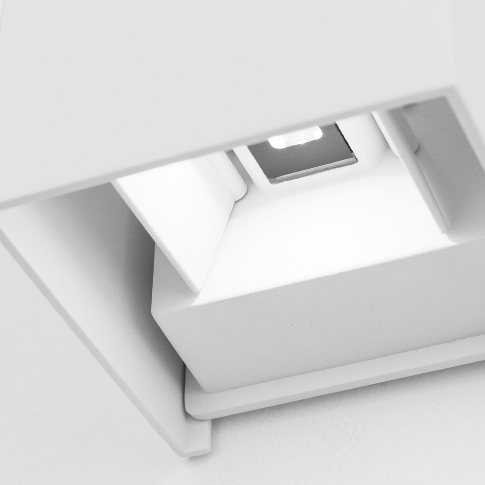Montert LED utevegglampe Cube hvit opp og ned 10 cm IP54 på vegg