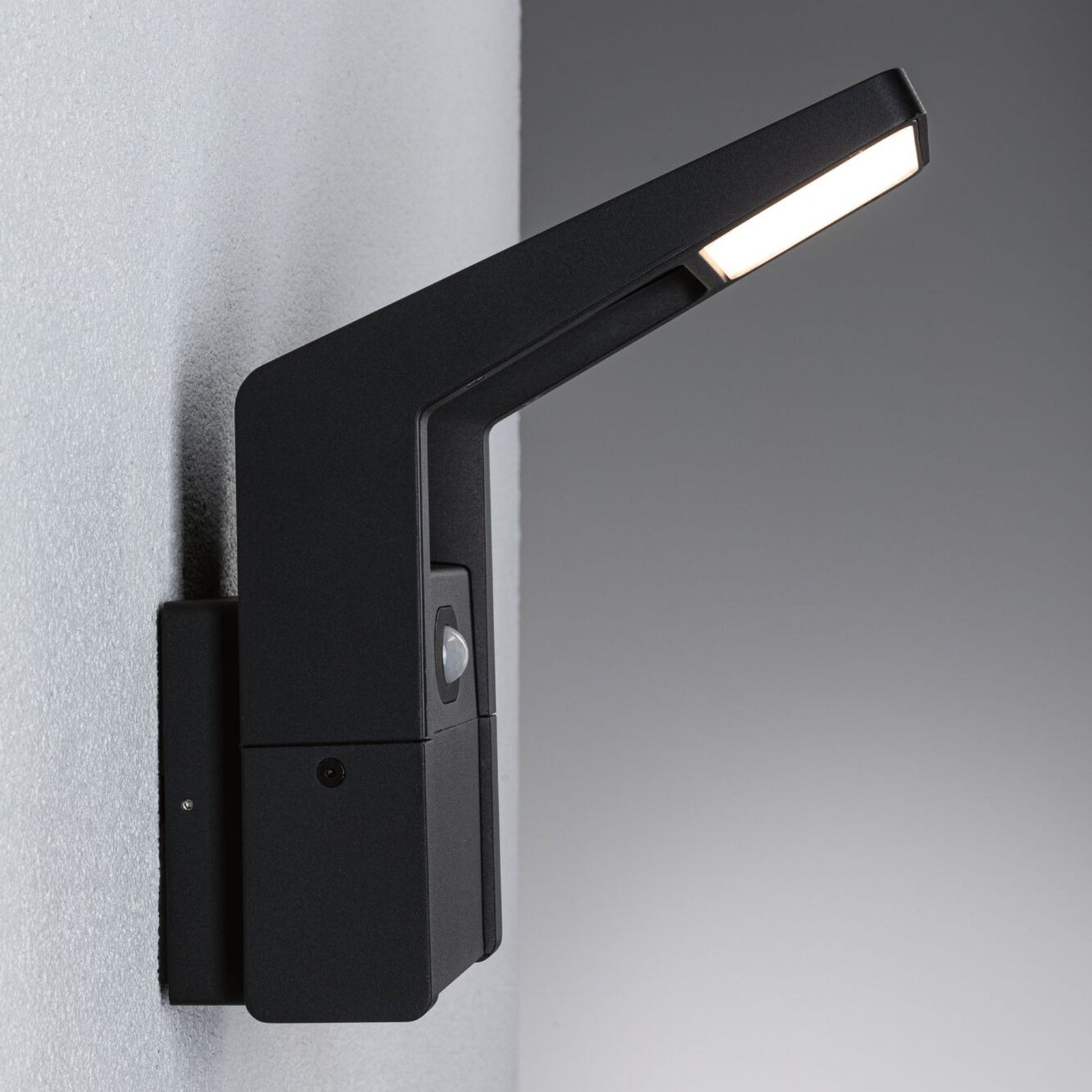 Montert LED utevegglampe Juntea aluminium antrasitt ved inngangsparti