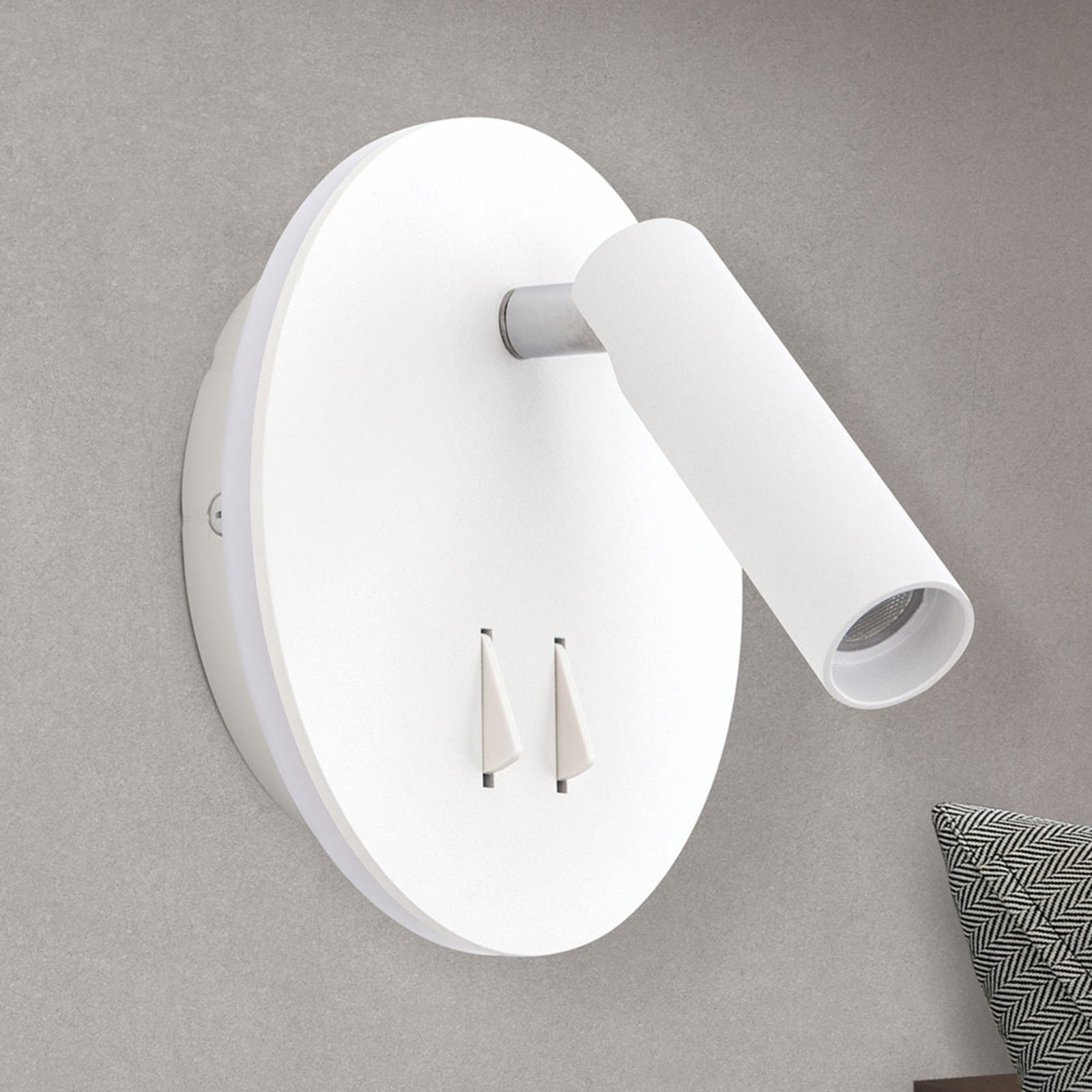 Montert LED vegglampe Lenny med spot og indirekte lys hvit ved seng
