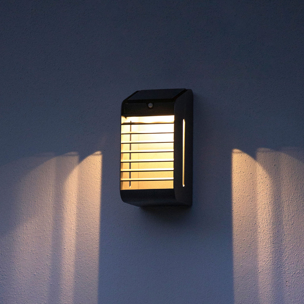 Nærbilde av dimmer på LED solcelle-vegglampe Corner aluminium grå