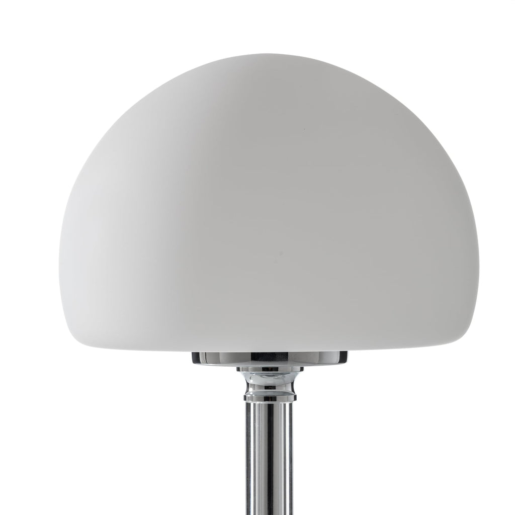 Nærbilde av glasskjerm på LED bordlampe Ancilla dimbar krom glass hvit