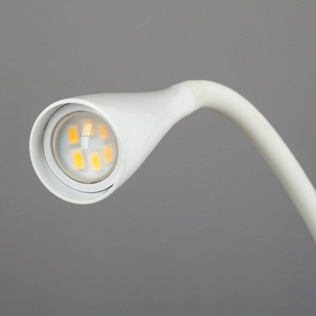 Nærbilde av LED klemmelampe Baris hvit arm