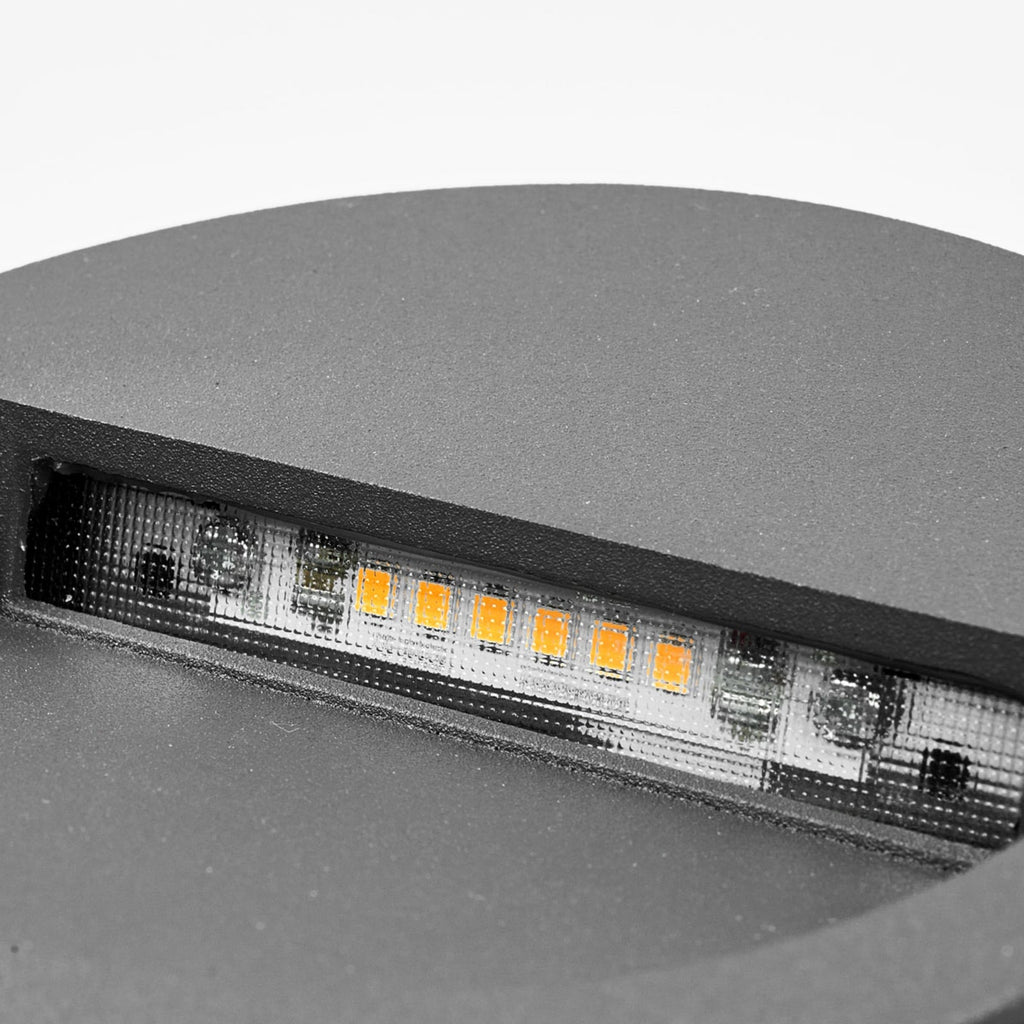 Nærbilde av LED-lyskilde i Loya innfellingsvegglampe rund grå