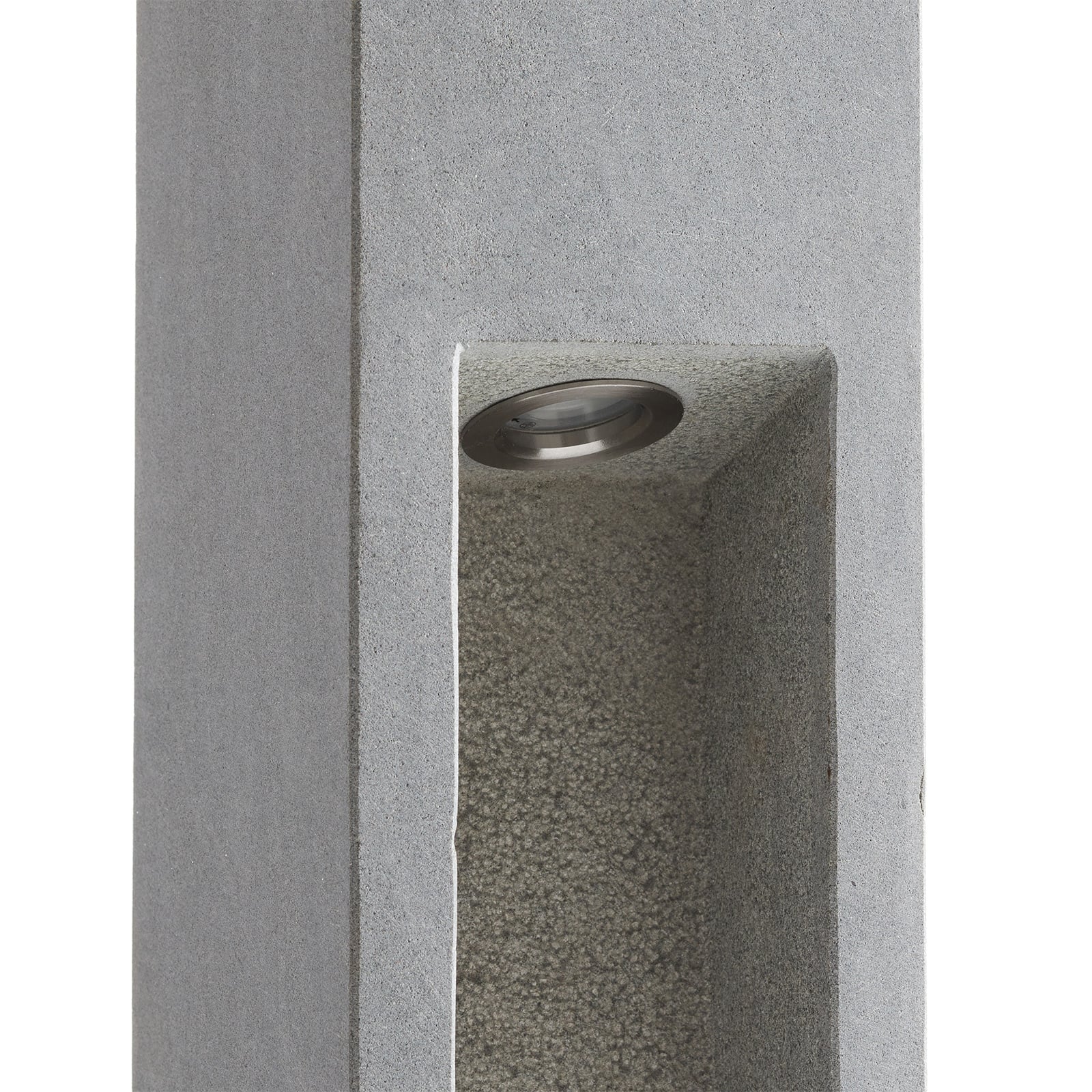 Nærbilde av LED sti-lampe Arrock Stone naturstein grå overflate