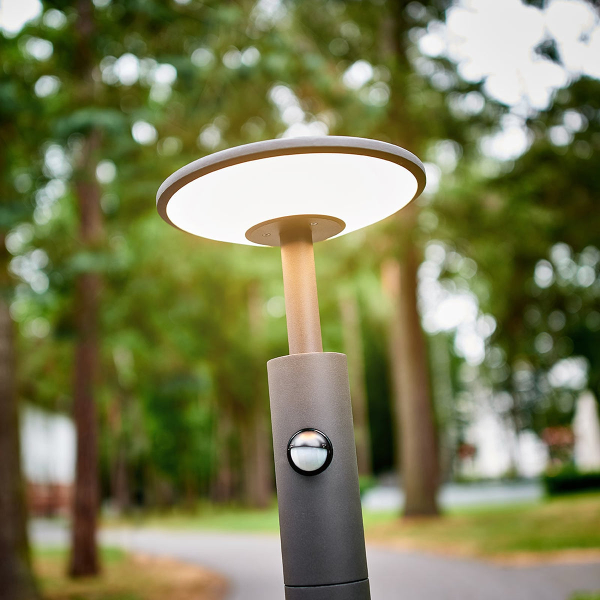 Nærbilde av LED sti-lampe Fenia med bevegelsessensor