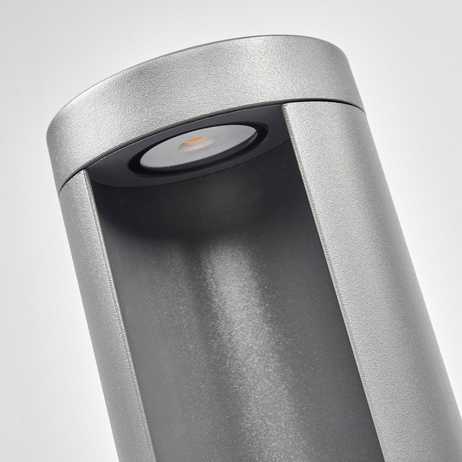 Nærbilde av LED sti-lampe Jaron grafitt aluminium