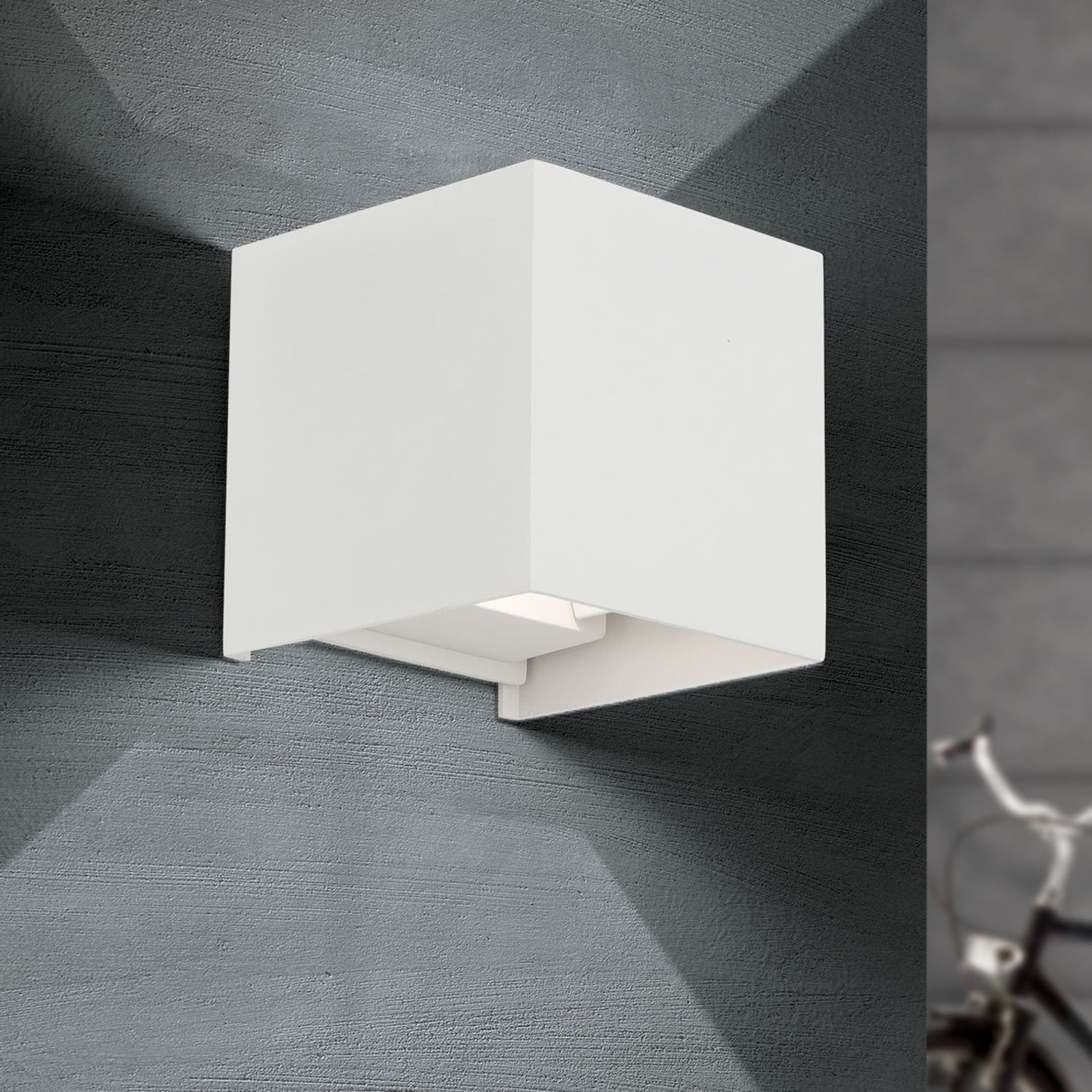 Nærbilde av LED utevegglampe Cube hvit opp og ned 10 cm IP54