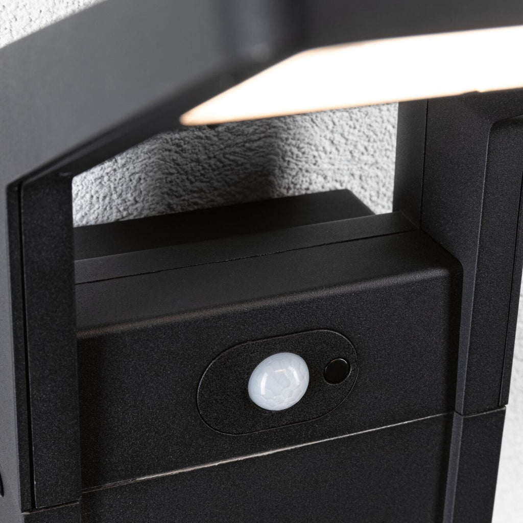 Nærbilde av LED utevegglampe Juntea aluminium med IP44 merking