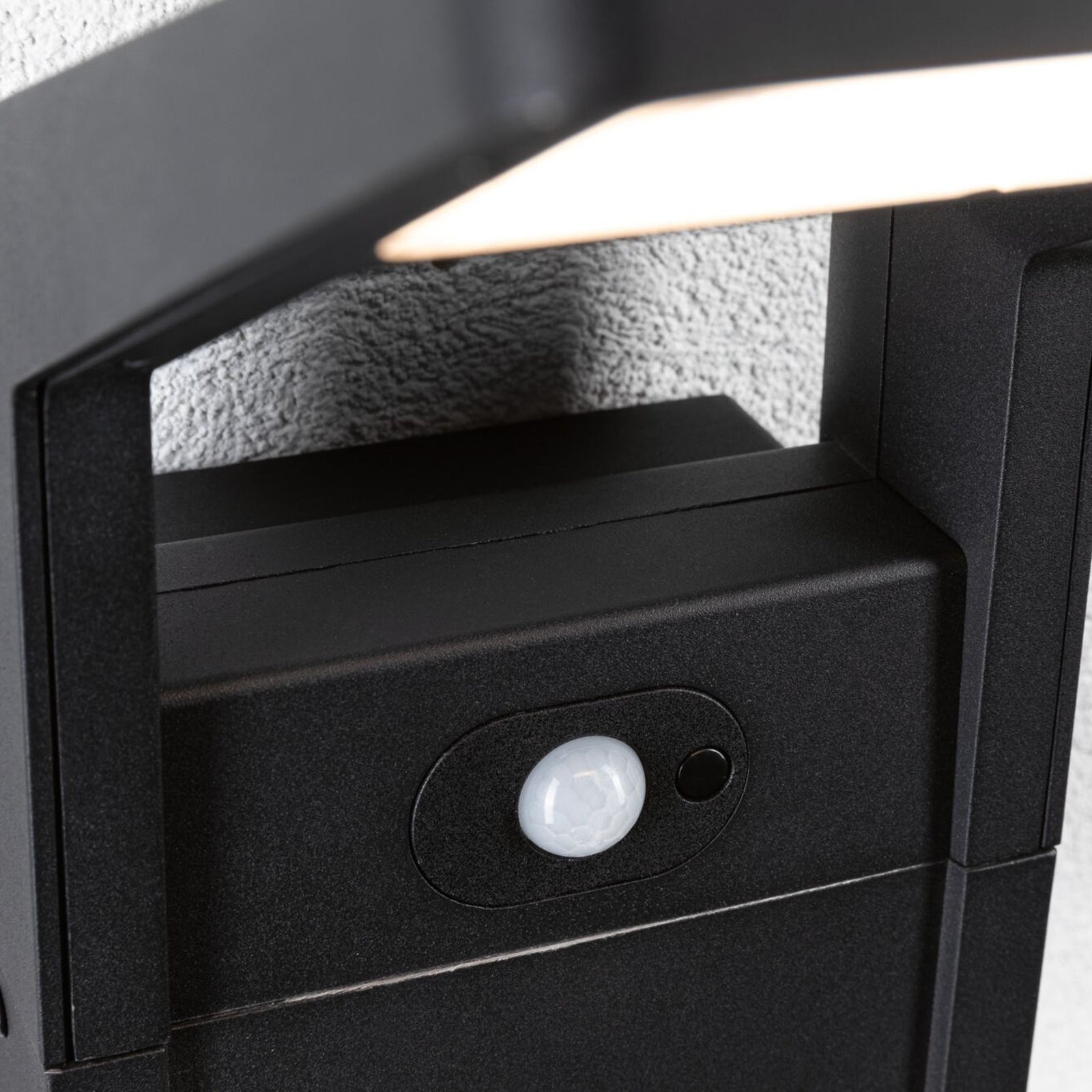 Nærbilde av LED utevegglampe Juntea aluminium med IP44 merking
