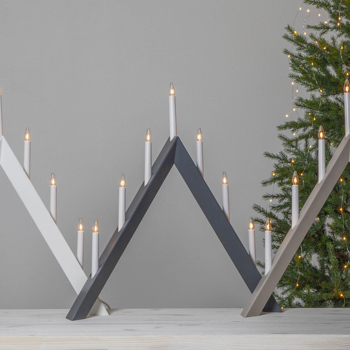 Nærbilde av lys på Adventsstake Arrow 7 lys tre 60 cm