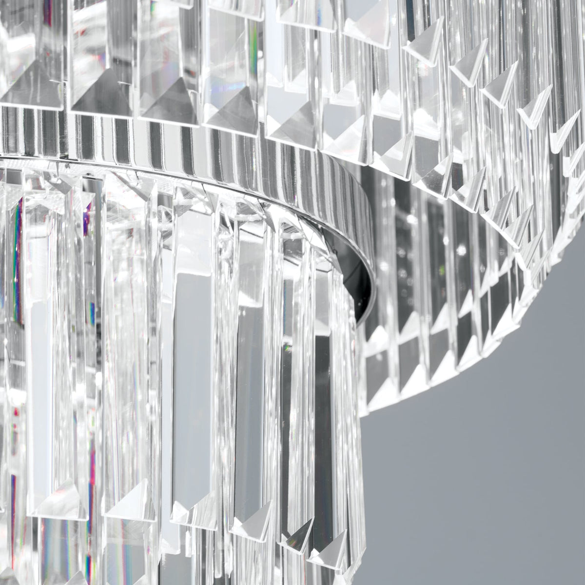 Nærbilde av metallramme på LED pendellampe Prism