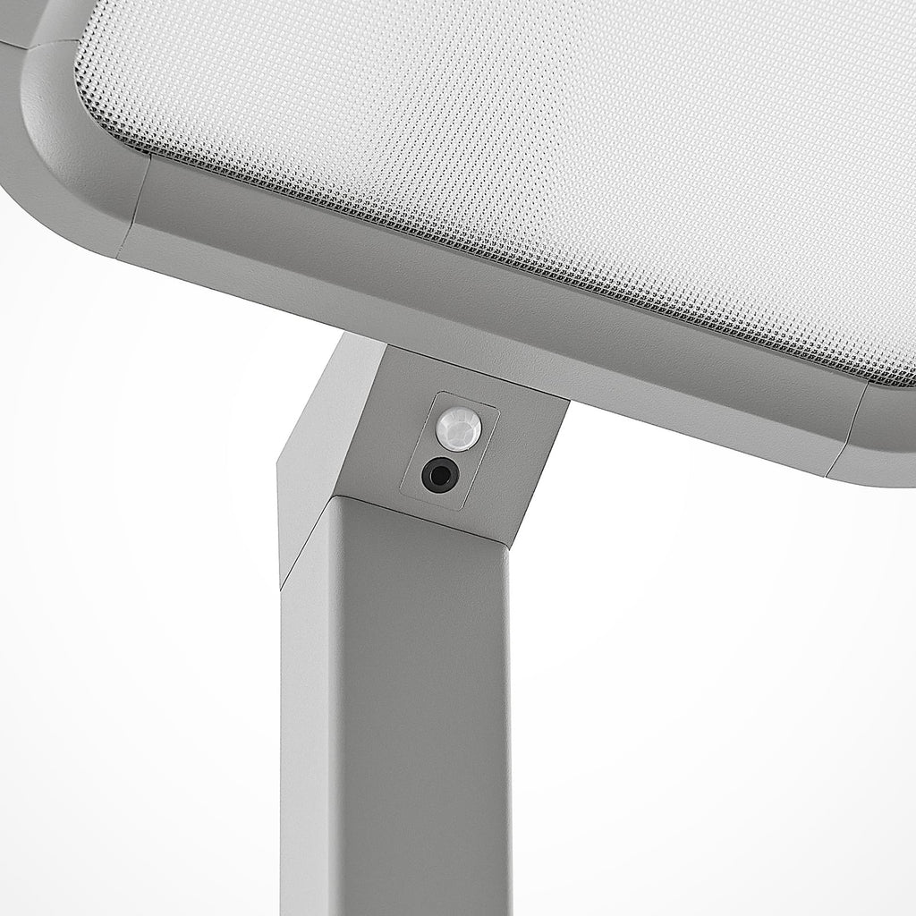 Nærbilde av sensor på LED kontor-gulvlampe Nelus Neo dimbar med sensor sølv