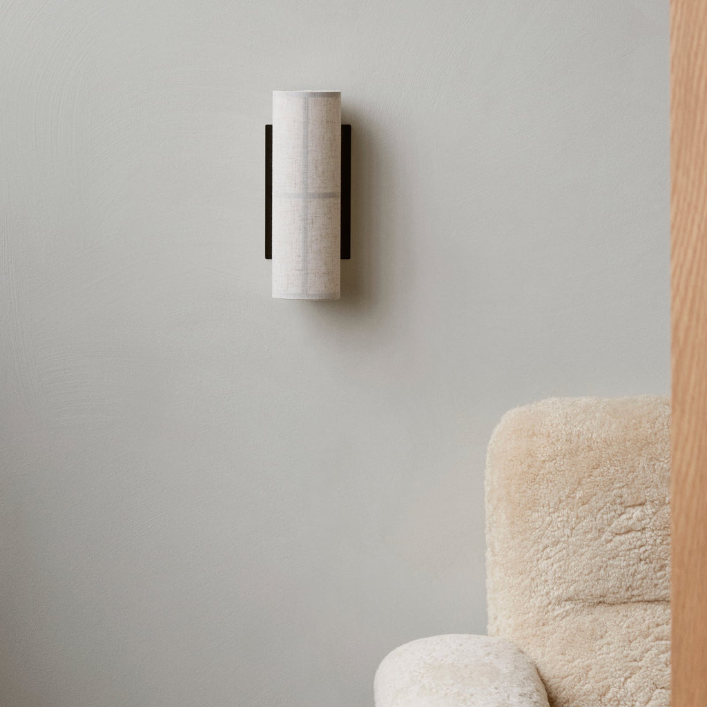 Nærbilde av støpsel og bryter på Vegglampe Hashira LED lin med støpsel 30 cm natur