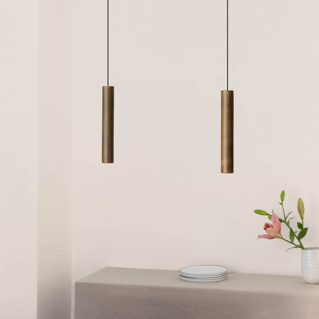 Nærbilde av treverket på LED pendellampe Chimes Tall mørk eik
