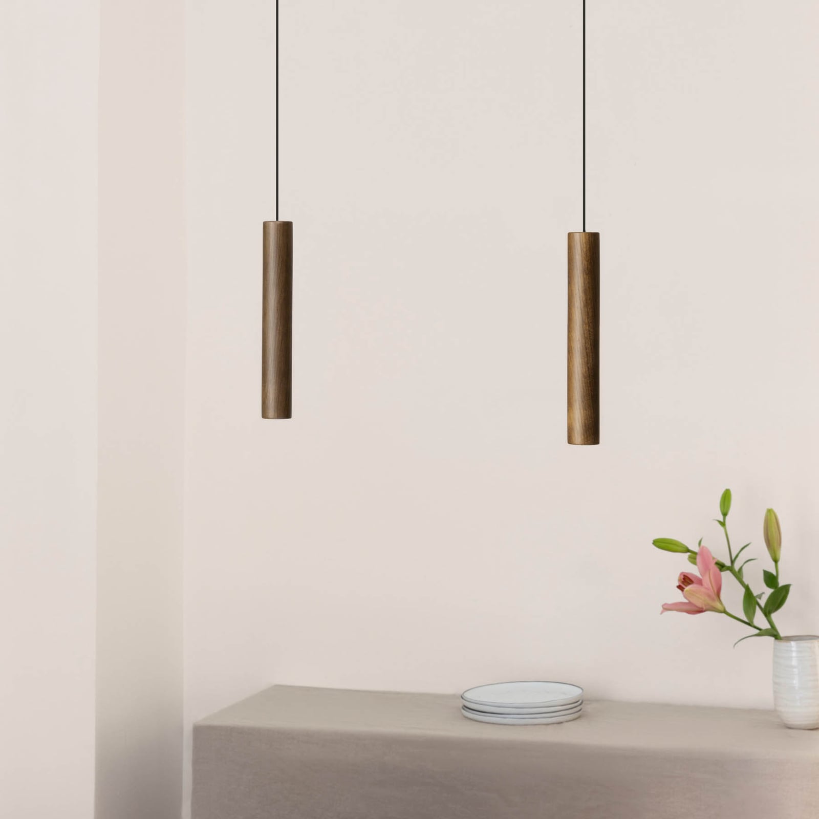 Nærbilde av treverket på LED pendellampe Chimes Tall mørk eik