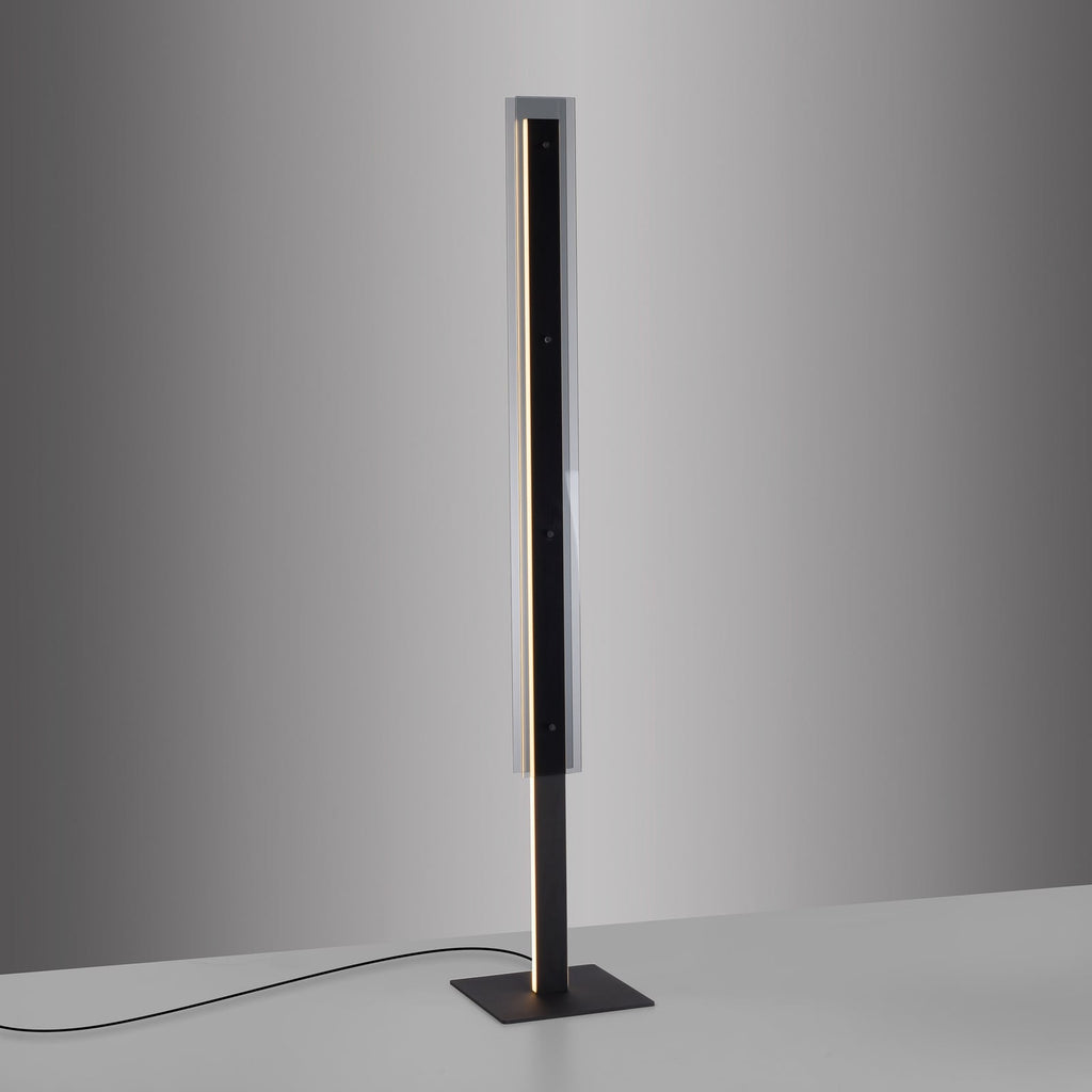 Nærbilde av dimmer på LED gulvlampe Lena dimbar jern og glass svart