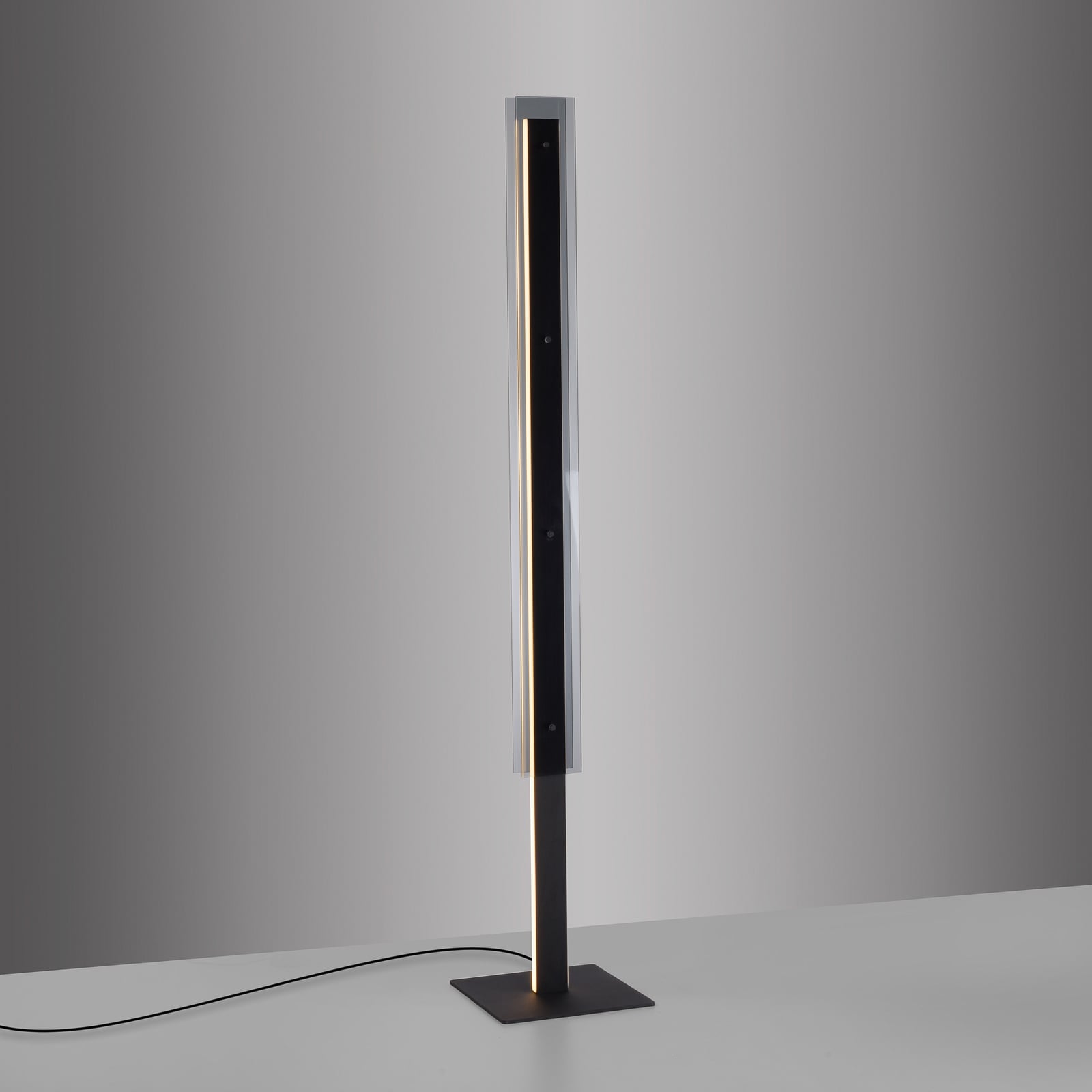 Nærbilde av dimmer på LED gulvlampe Lena dimbar jern og glass svart