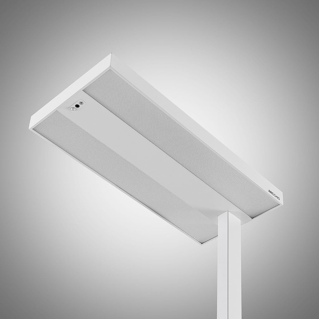 Nærbilde av dimmer på LED gulvlampe Logan Pro hvit dimbar