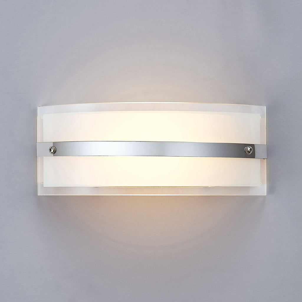 Nærbilde av LED vegglampe Zinka hvit glass og krom