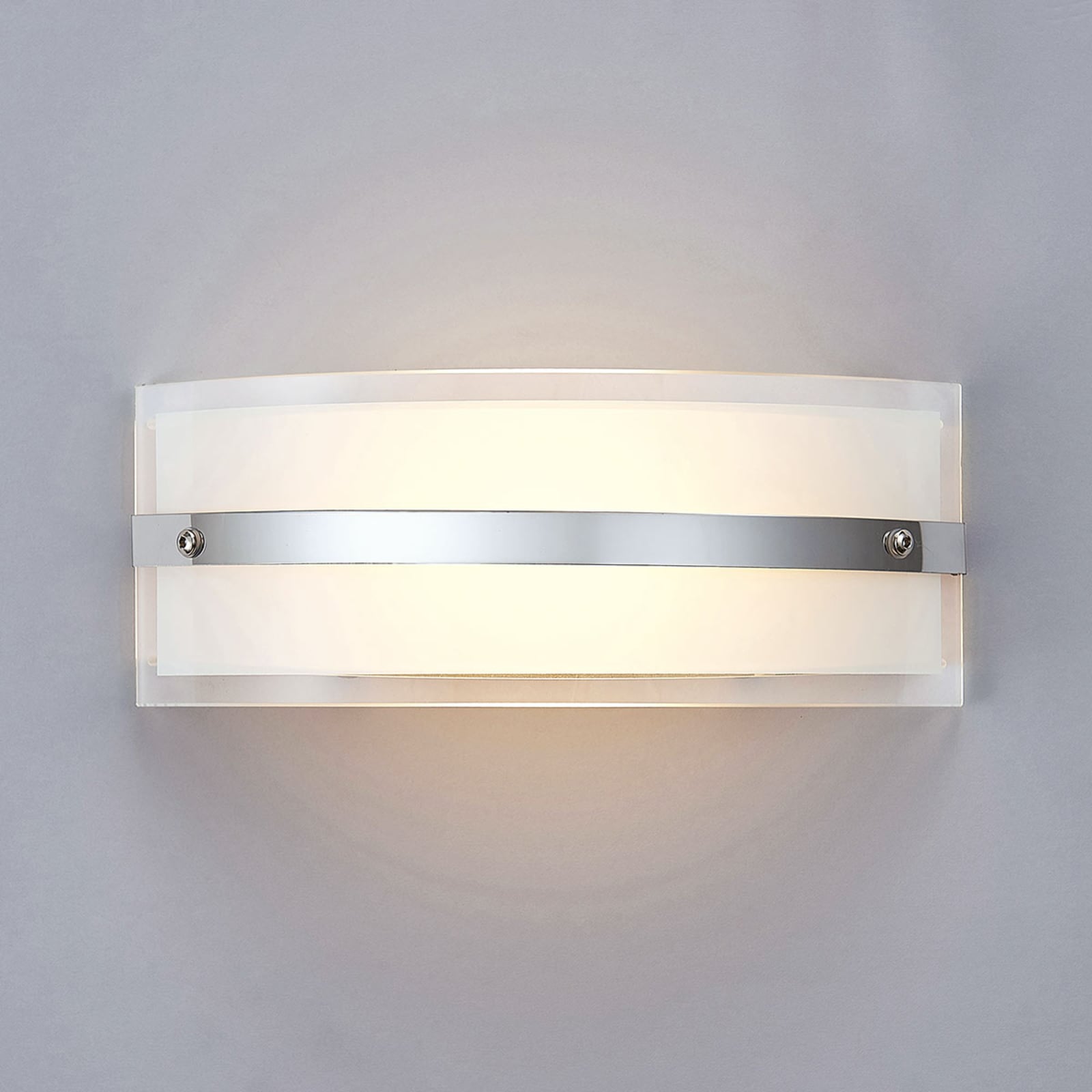Nærbilde av LED vegglampe Zinka hvit glass og krom