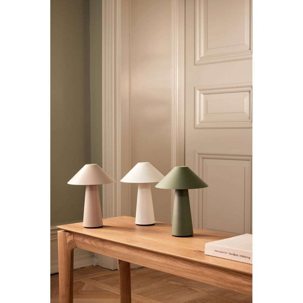 Oppladbar bordlampe Cannes grønn på bord