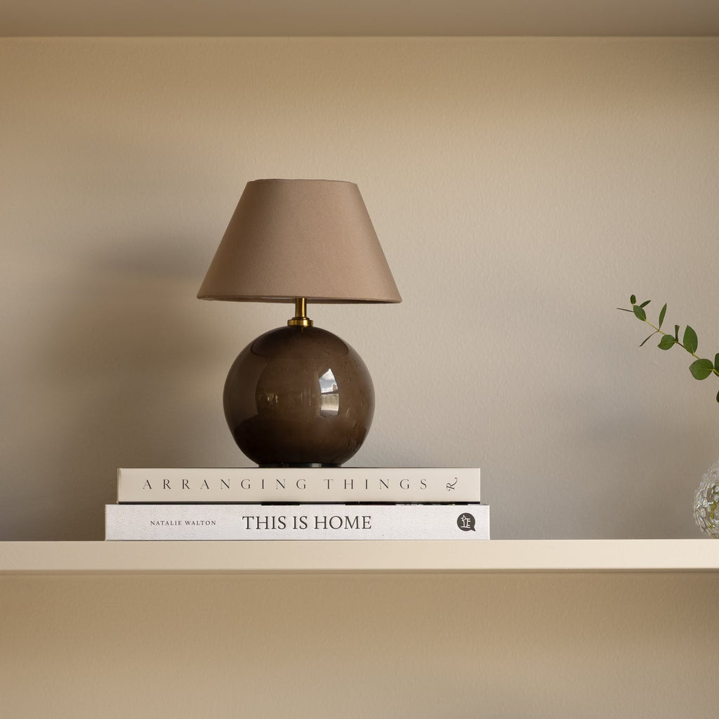 Oppladbar bordlampe IRIS brun glass bomull forfra