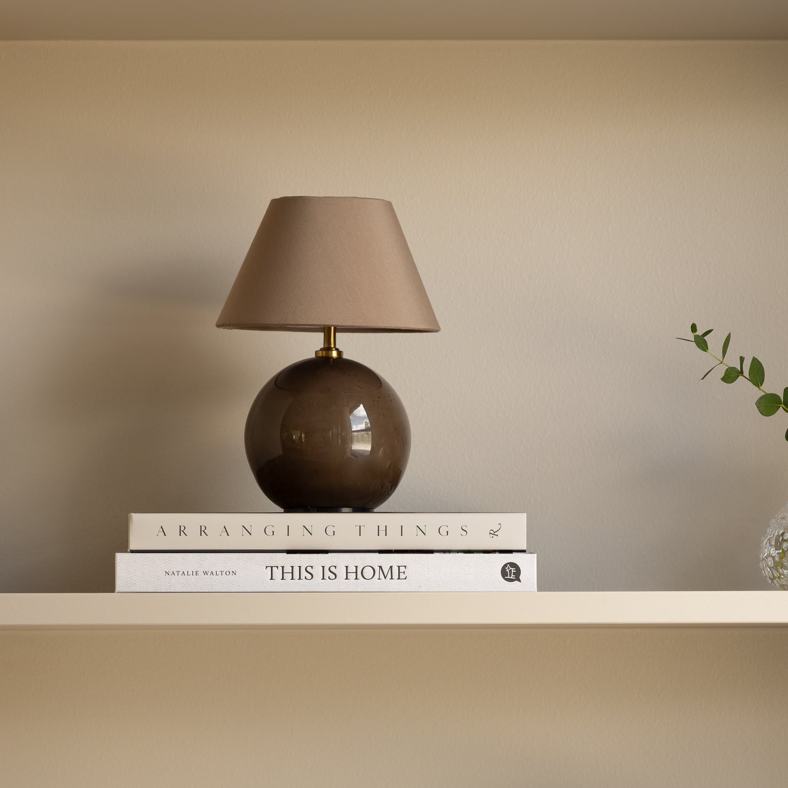 Oppladbar bordlampe IRIS brun glass bomull forfra