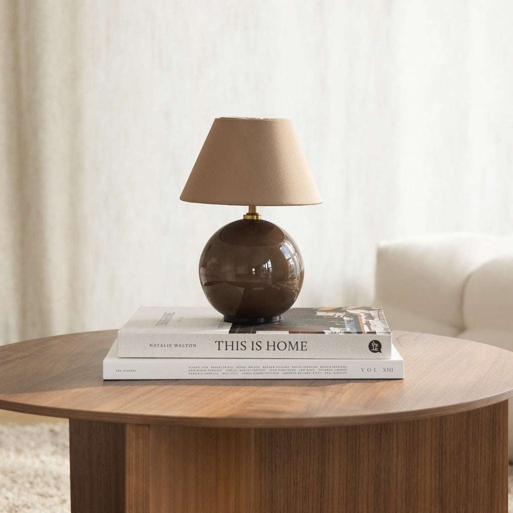 Oppladbar bordlampe IRIS brun glass bomull bakside