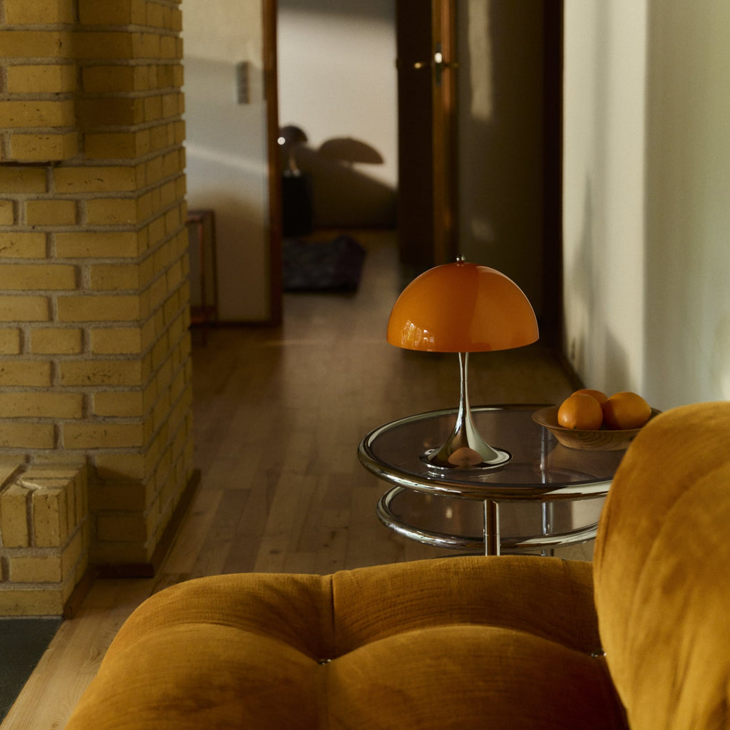 Panthella 250 Portable oppladbar bordlampe opal-oransje IP44 montert på bord