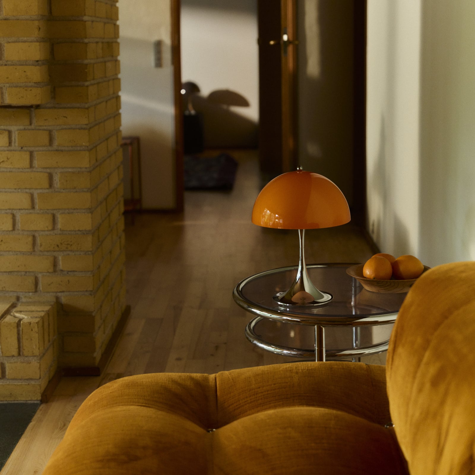 Panthella 250 Portable oppladbar bordlampe opal-oransje IP44 montert på bord