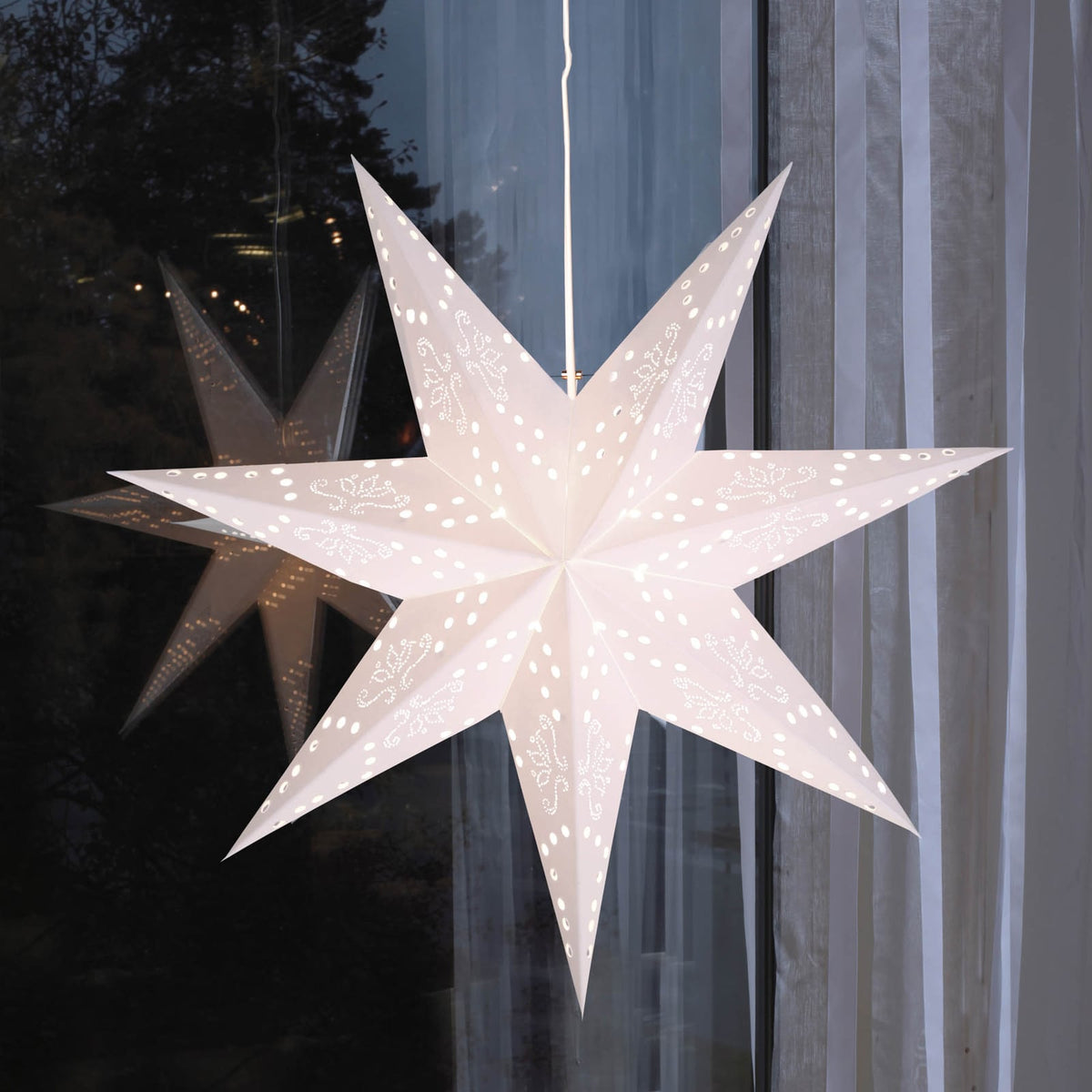 Papirstjerne Romantic Star hengende hvit Ø 54 cm forfra