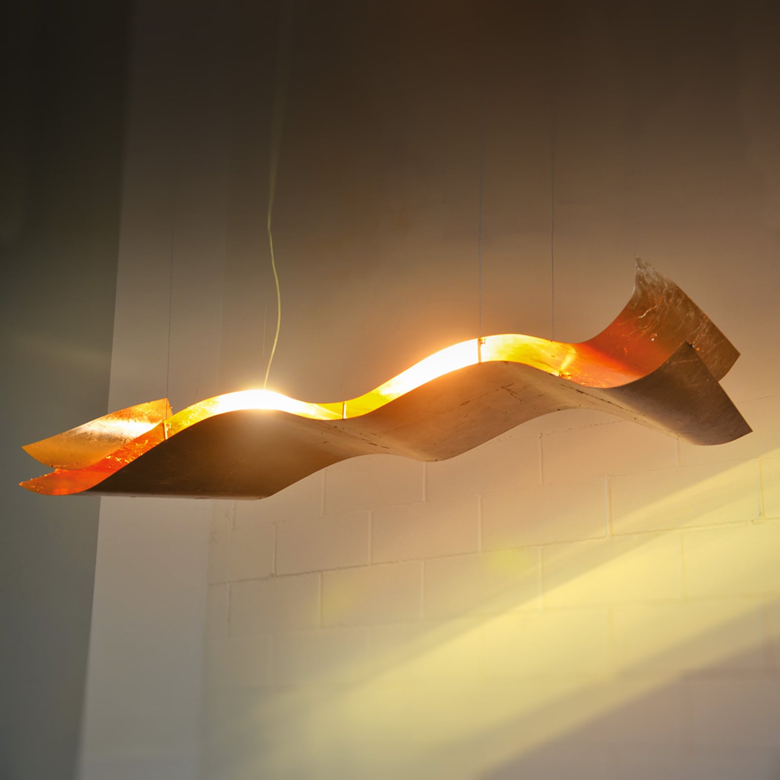 Pendellampe A Tempo Perso bladgull aluminium 100 cm forfra
