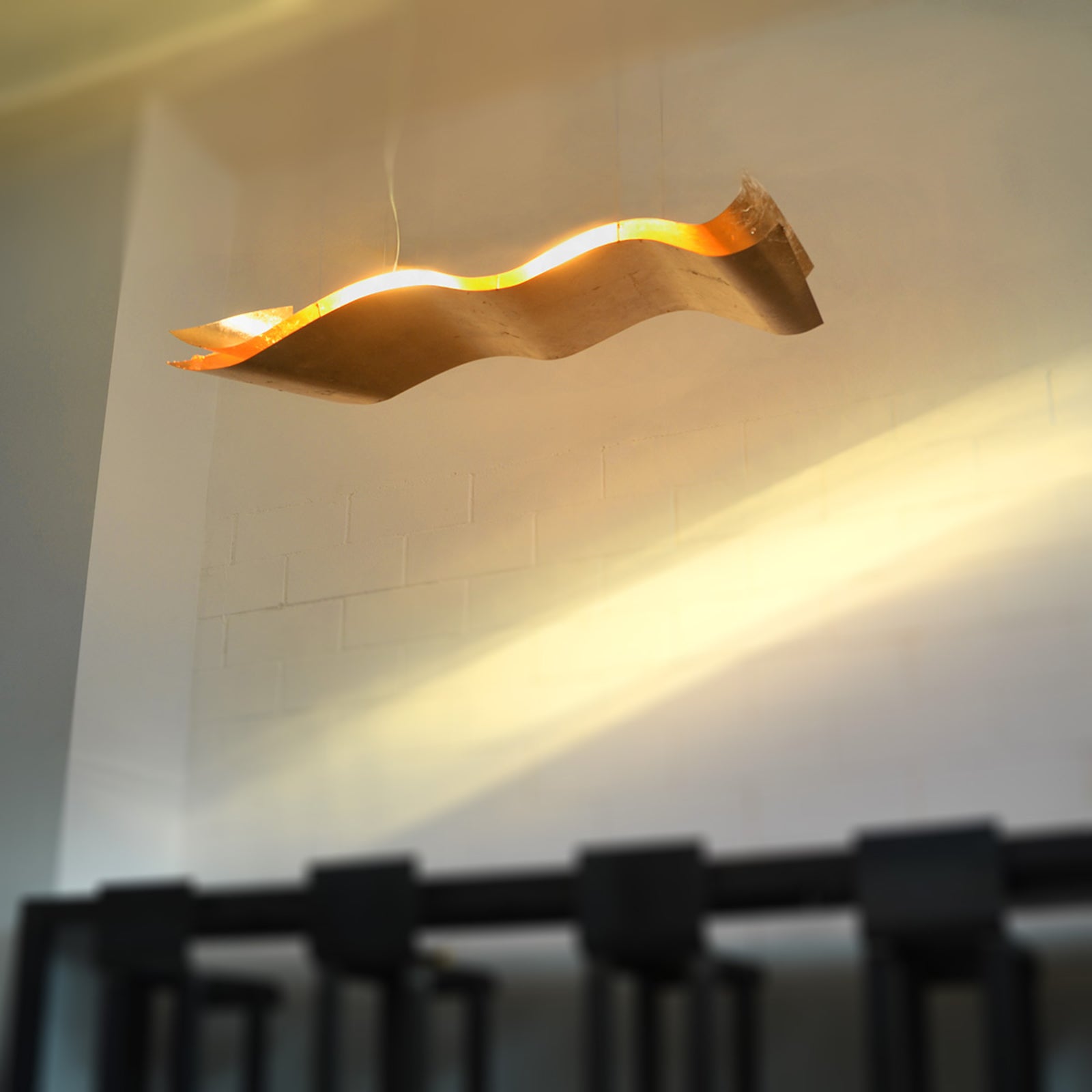 Pendellampe A Tempo Perso bladgull aluminium 100 cm detalj av bladgull