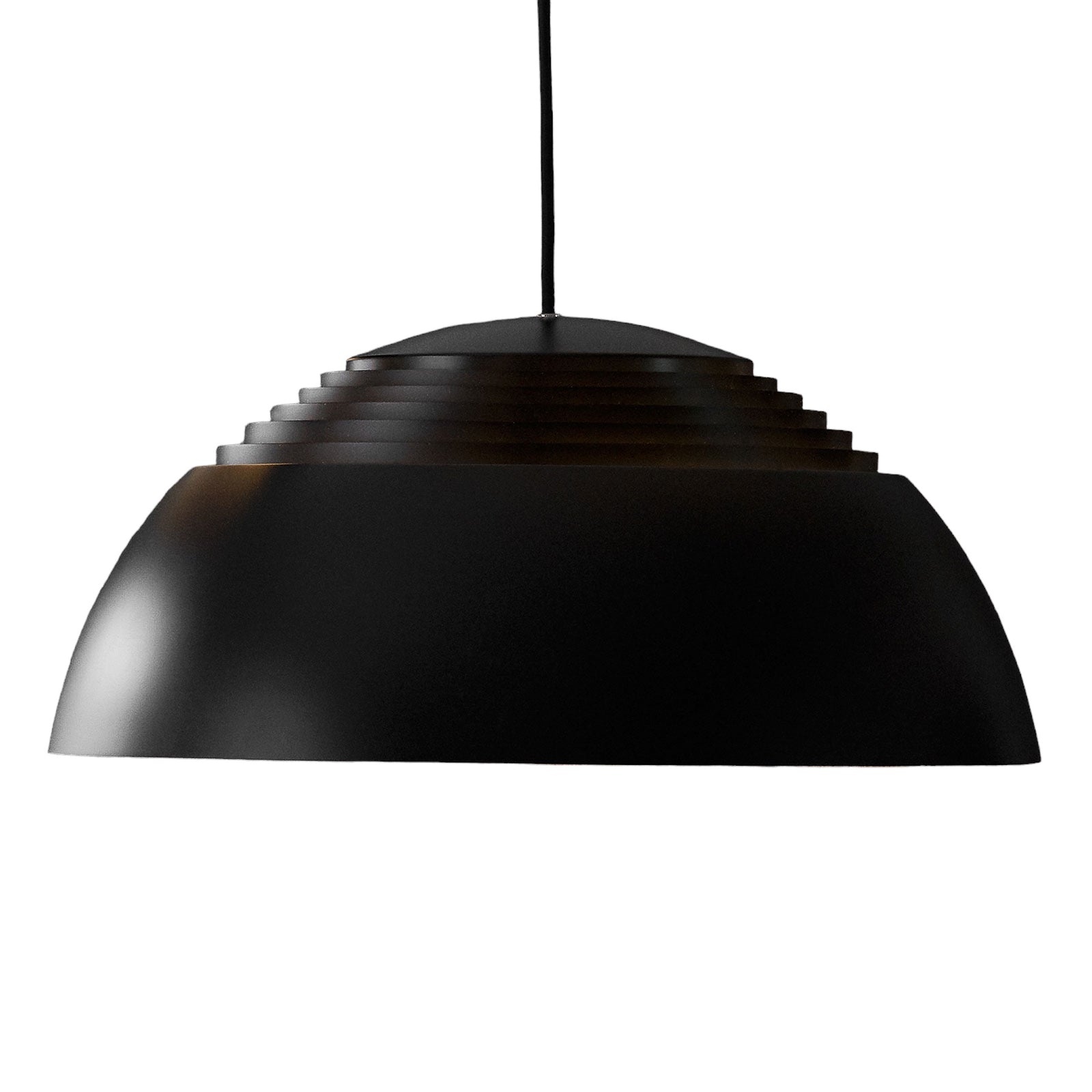 Pendellampe AJ Royal LED aluminium Ø50 cm dimbar svart montert i rom