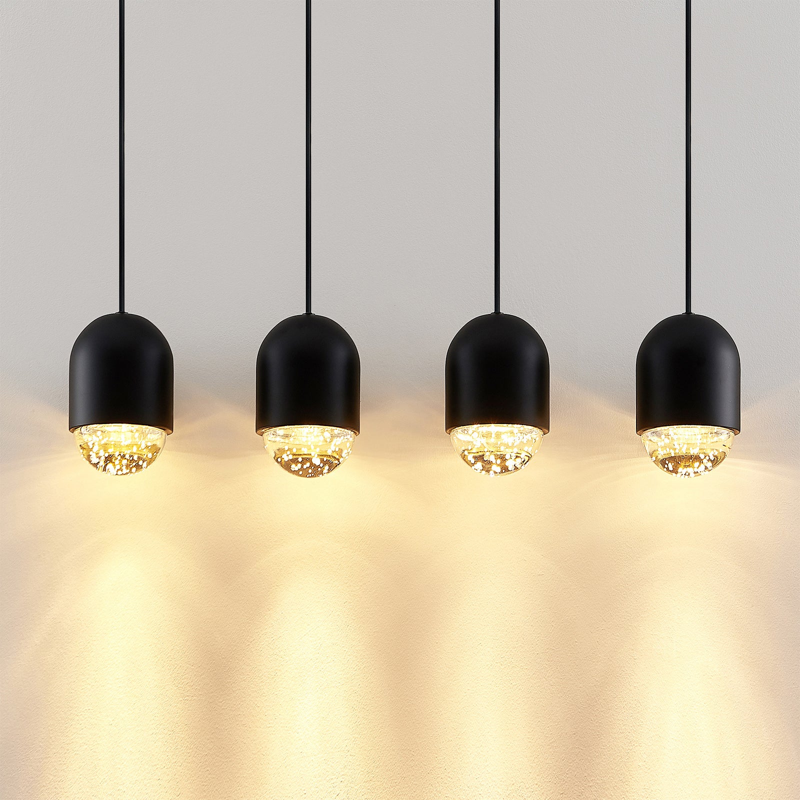 Pendellampe Amielle 4-lys glass svart GU10 71 cm montert i interiør