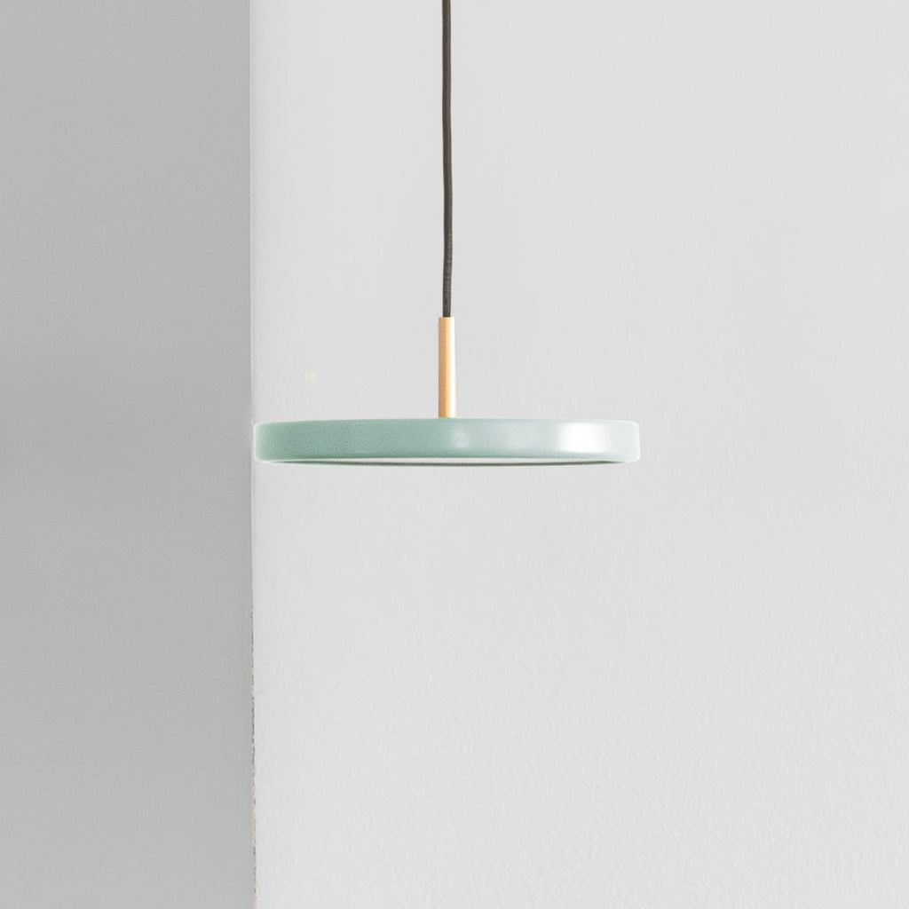 Detalj av Pendellampe Asteria Micro V2 LED dimbar oliven messingelement