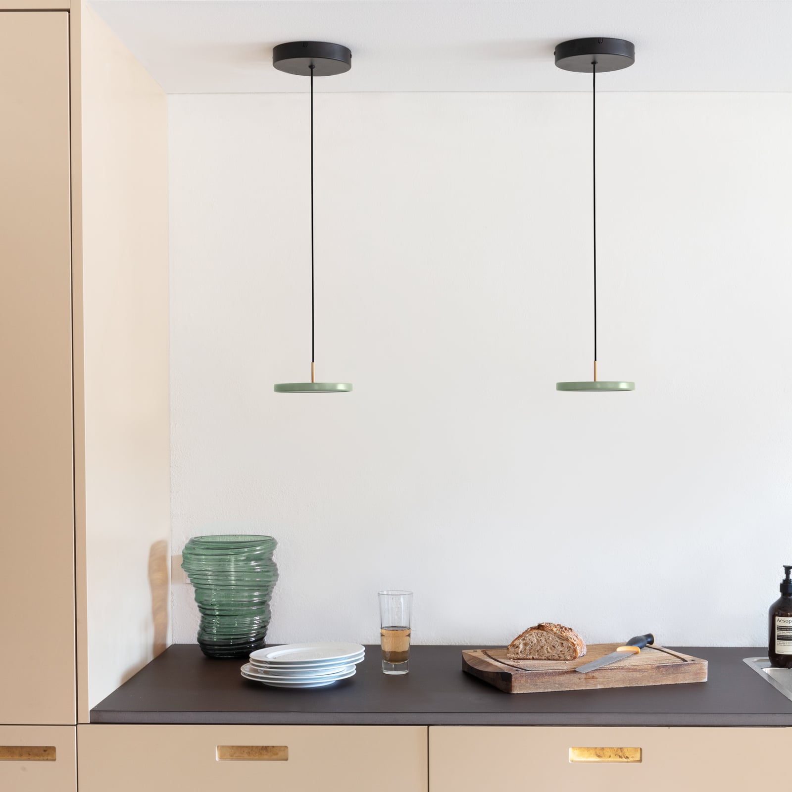 Pendellampe Asteria Micro V2 LED dimbar oliven med justerbart oppheng