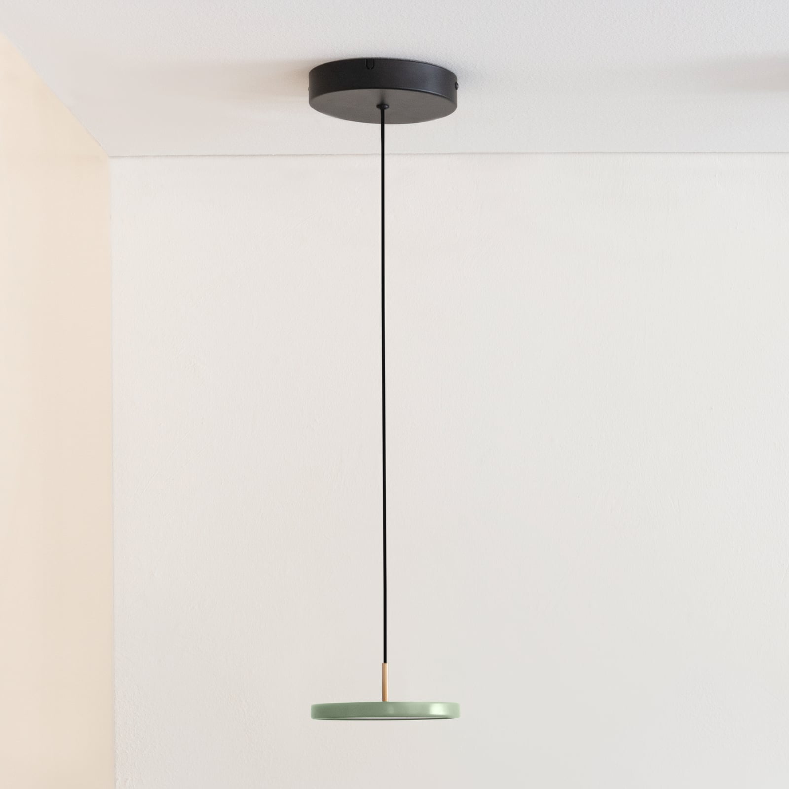 Montert Pendellampe Asteria Micro V2 LED dimbar oliven over bord