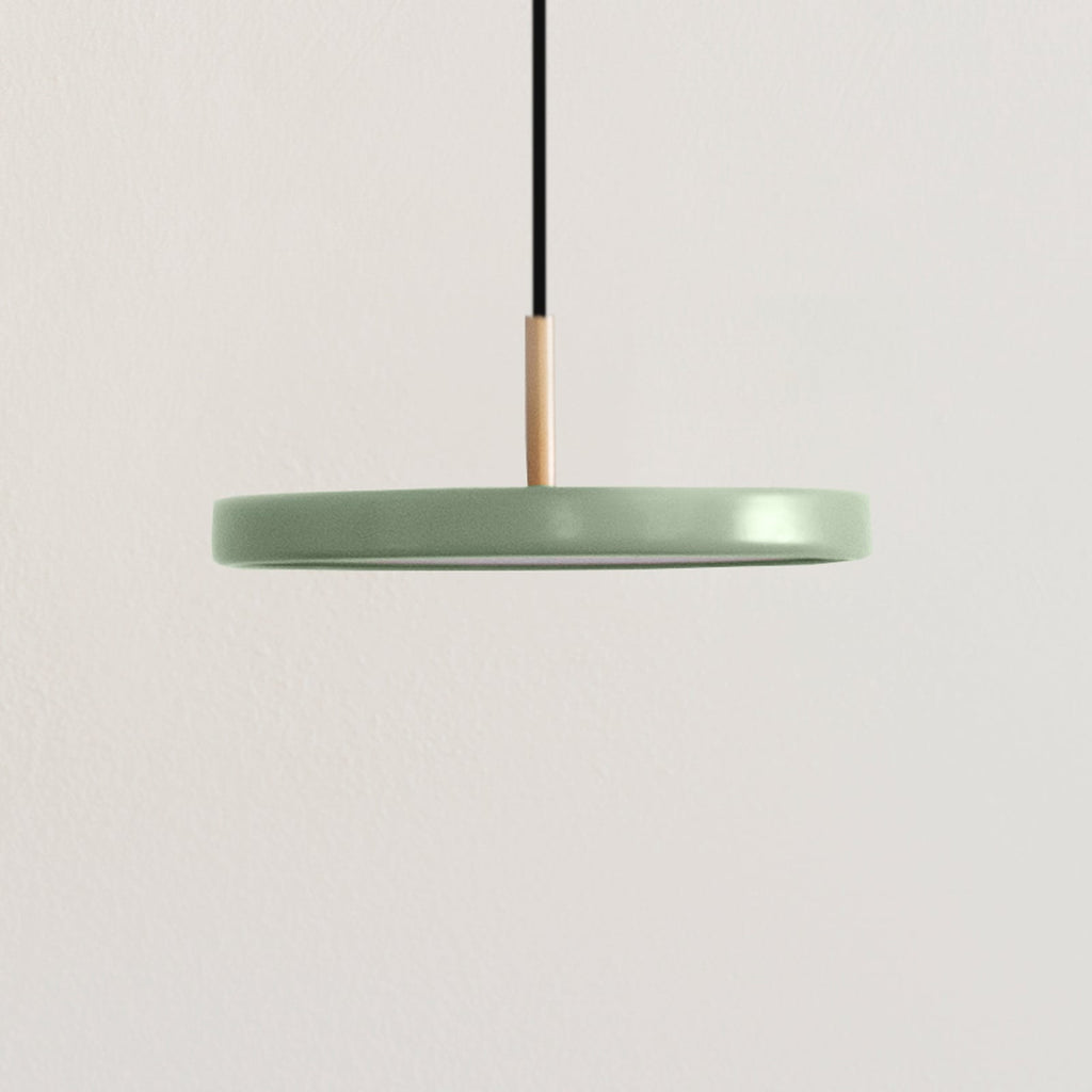 Nærbilde av LED-lyskilde i Pendellampe Asteria Micro V2 LED dimbar oliven