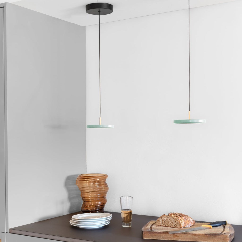 Pendellampe Asteria Micro V2 LED dimbar oliven sideprofil