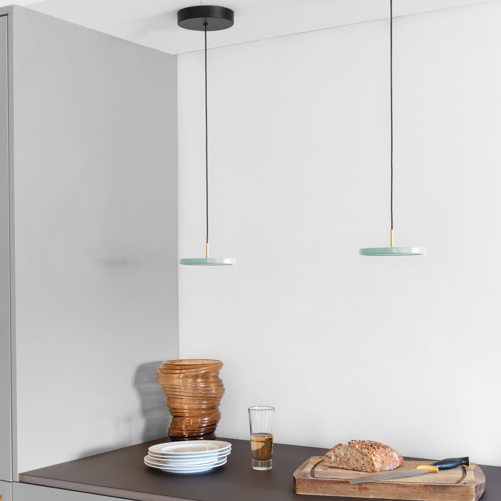 Pendellampe Asteria Micro V2 LED dimbar oliven sideprofil
