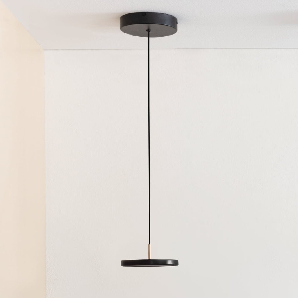 Pendellampe Asteria Micro V2 LED dimbar svart Ø15 cm montert i rom