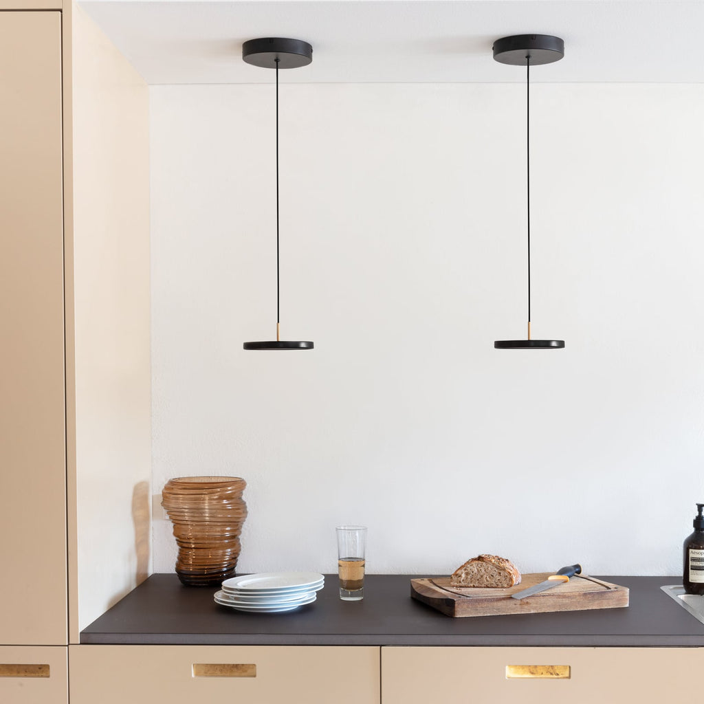 Pendellampe Asteria Micro V2 LED dimbar svart Ø15 cm nærbilde akrylskjerm