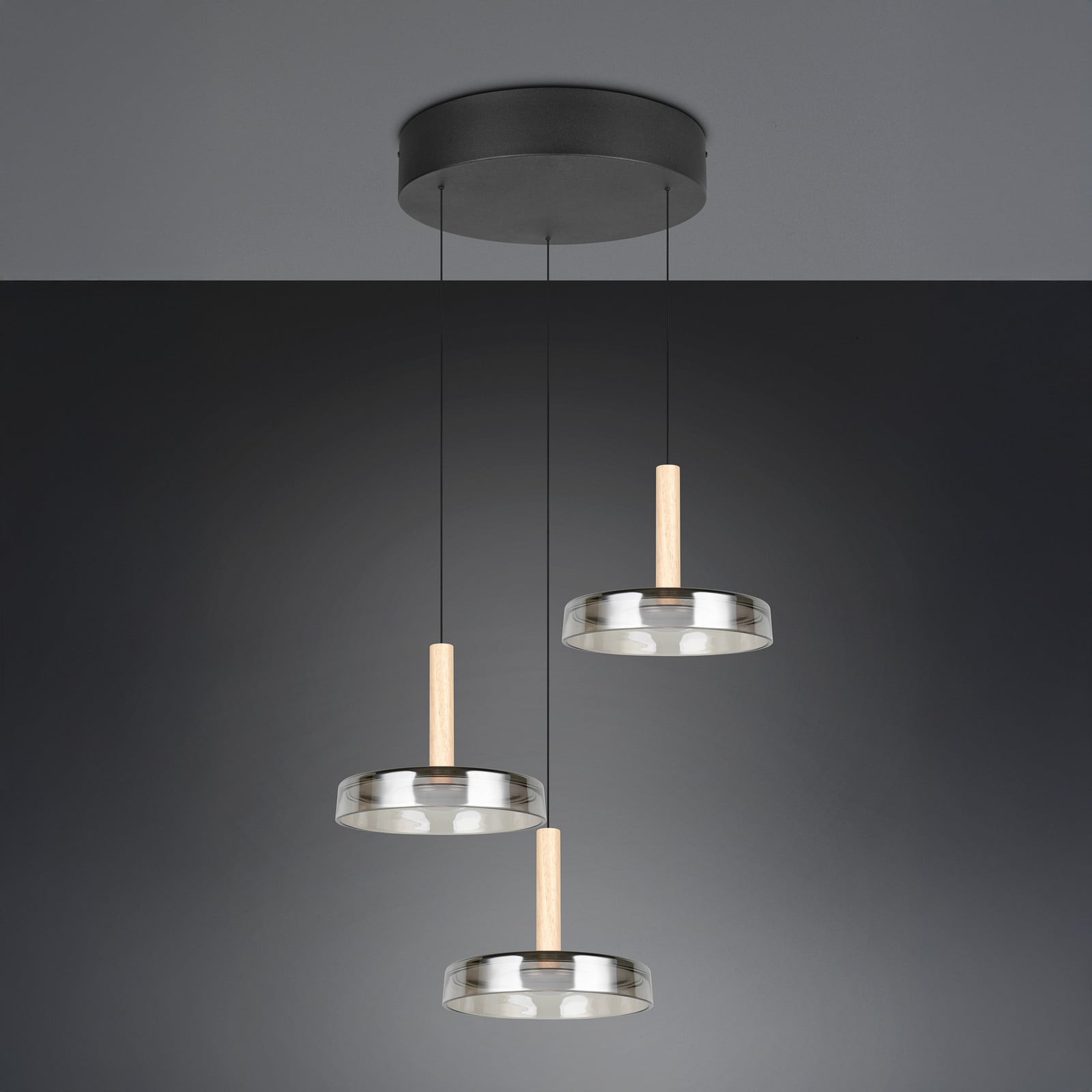 Pendellampe Celeste LED 3-lys glass og tre nærbilde av LED-lys