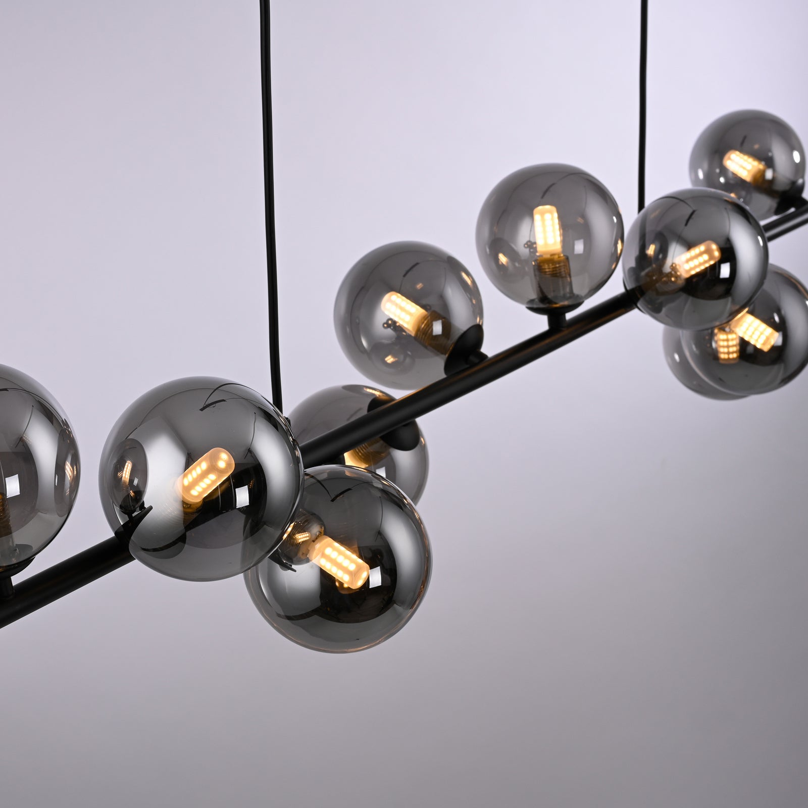 Pendellampe Dubai 13-lys røykglass G9 svart sideprofil