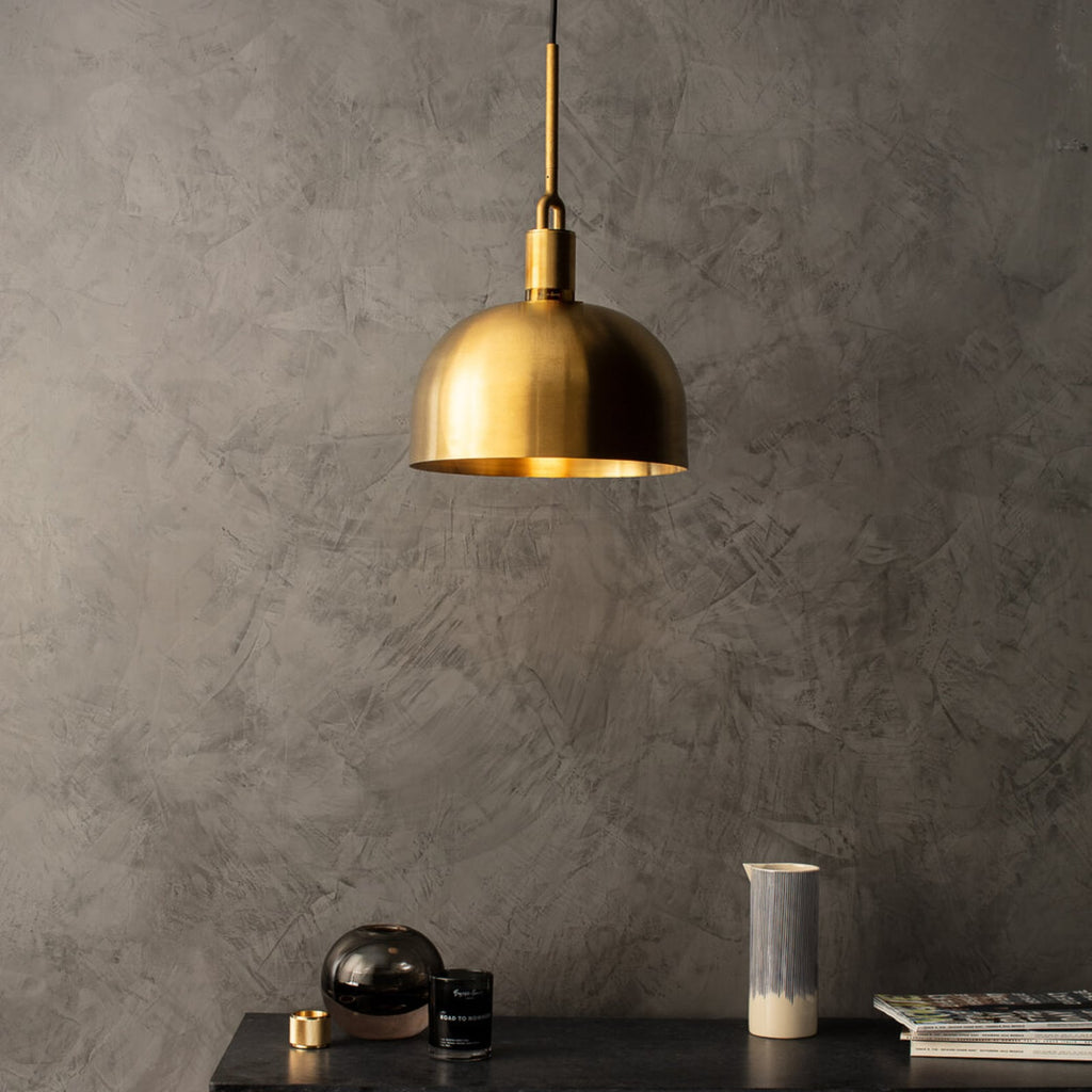 Detalj av Pendellampe Forked messing åpen skjerm med rilledesign