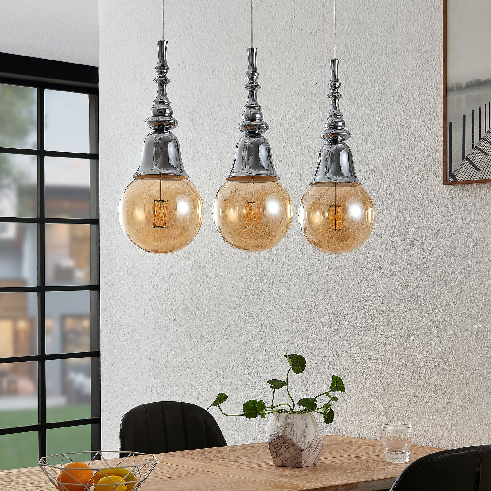 Detalj av kromfinish på Pendellampe Gesja 3-lys