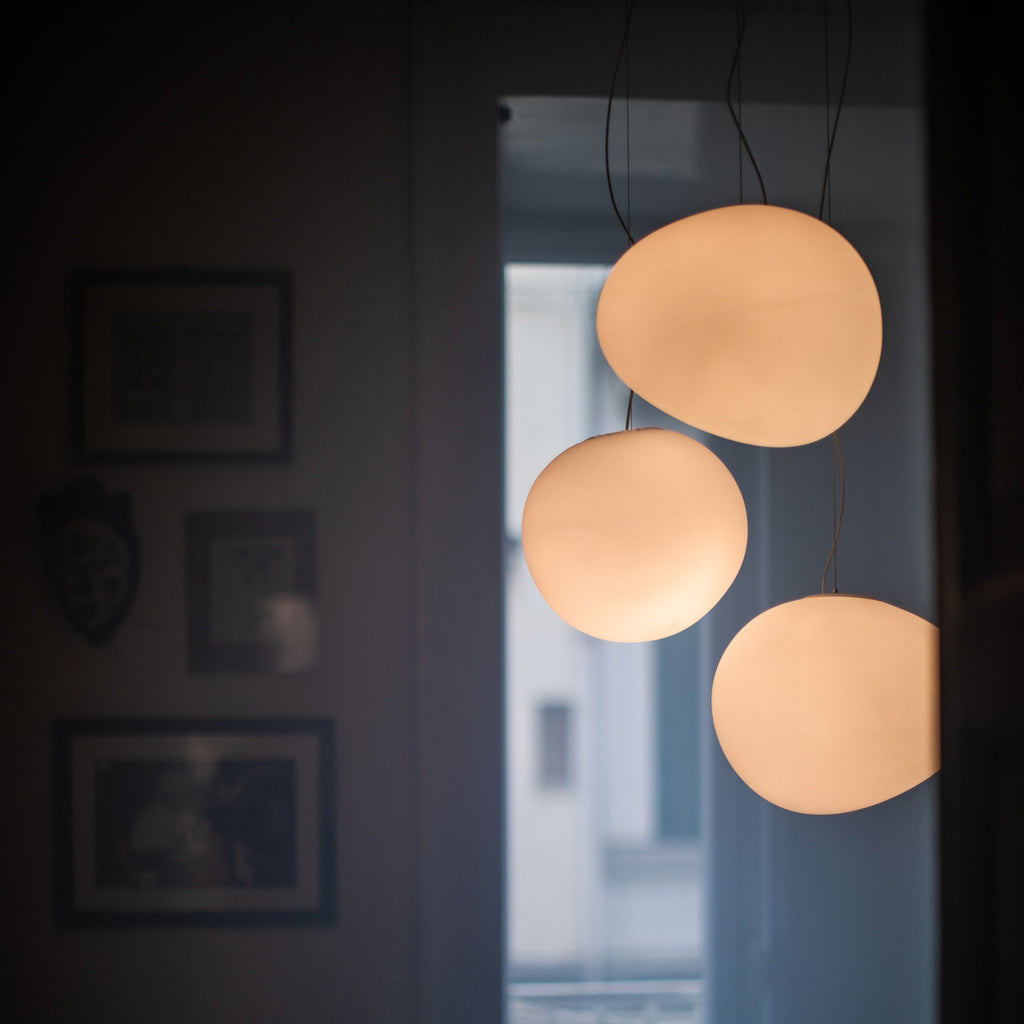 Pendellampe Gregg grande LED dimbar hvit glass montert i rom